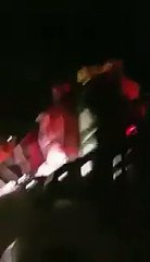 Rescatistas y personas cantan "Cielito Lindo"
