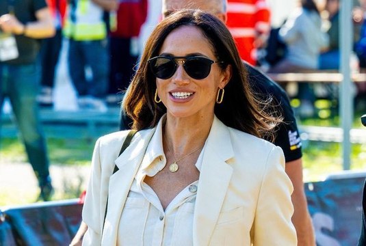 Meghan Markle en jean et tee-shirt blanc… Elle dit adieu aux robes de princesse et rayonne avec un look intemporel et décontracté