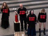 Drastischer Protest: Mitglied von Pussy Riot uriniert auf Putin-Bild
