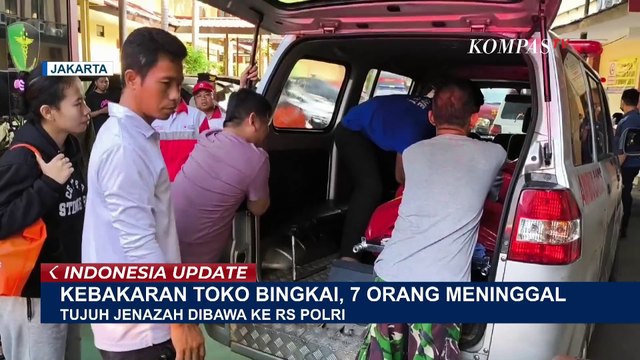 Detik-Detik Evakuasi 7 Jenazah Korban Kebakaran Toko Bingkai di Mampang
