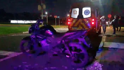 Jovem tem lesão grave ao cair de moto na Avenida da Fag