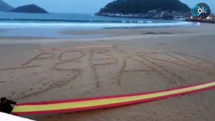 Vox despliega una bandera de 50 metros en La Concha el último día de campaña de las elecciones vascas