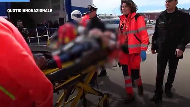 Nave contro la banchina del porto di Napoli: il video