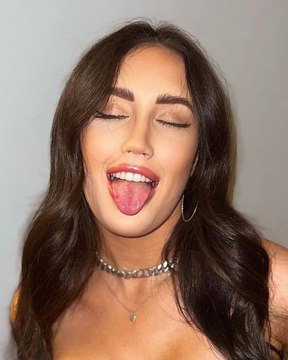 This model looks EXACTLY like Megan Fox!