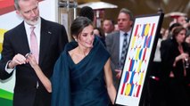 Letizia di Spagna, con l'abito drappeggiato mette la sua firma sulla visita in Olanda