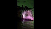 Venezia, il murale della bambina migrante di Banksy si anima di notte grazie alla luce