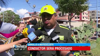 Minibús se pasa el semáforo en rojo e impacta y arrastra a una motocicleta en Cochabamba