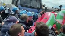 G7 Capri, tensioni tra manifestanti e forze dell'ordine al porto di Napoli