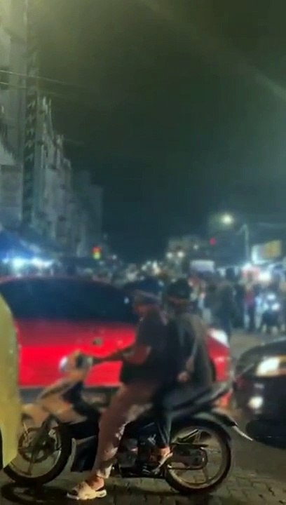 50人分两批 路中打群架