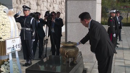 尹, 4·19 혁명 기념 참배...자유민주주의 발전 다짐 / YTN