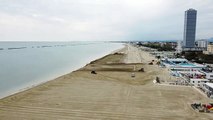 Cesenatico, la spianata delle dune in spiaggia per preparare la stagione balneare: «Serve un mese per 7 chilometri»