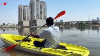Kayaker Offers Assistance to Those Stranded by Floods in Dubai
