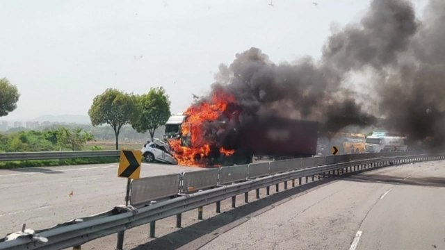 역주행 승용차, 트레일러와 충돌 후 화재...1명 사망 / YTN