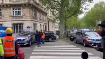 Despliegue de fuerzas de seguridad cerca de la Embajada de Irán en París, luego de que un hombre amenazara con inmolarse en el edificio