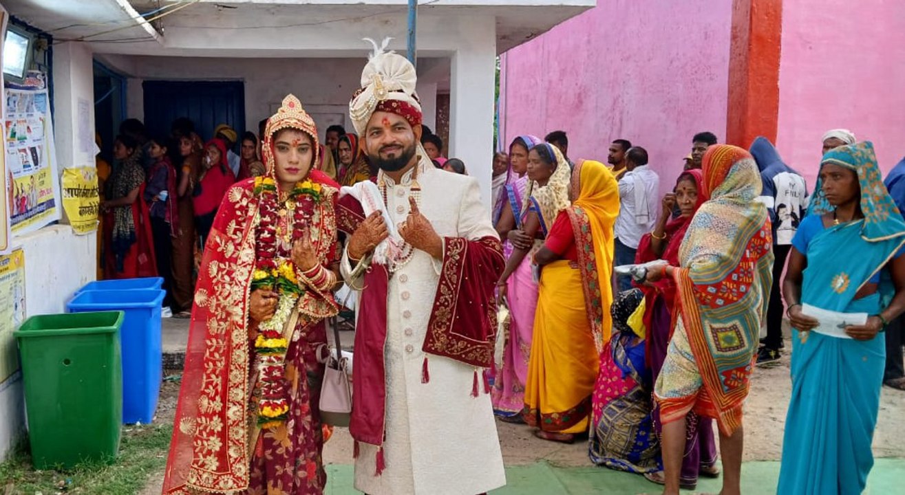 नई नवेली दुल्हन लेकर मतदान केंद्र पहुंचा दूल्हा...