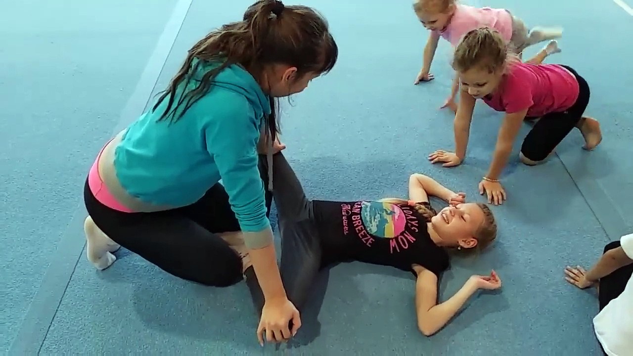 Растяжка у младшей группы   Stretching the younger group