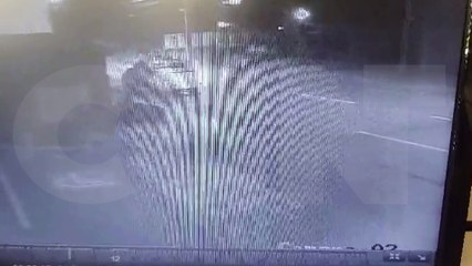 Câmera mostra momento em que caminhonete é tomada em assalto no Periolo