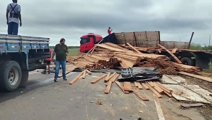 Carreta com carga de madeira tomba na AL - 220, em Arapiraca