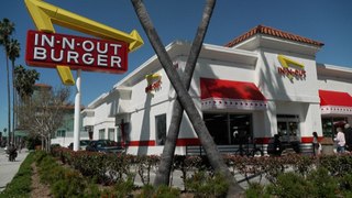 Les fast-foods californiens augmentent les prix des burgers en réaction au n ouveau salaire minimum de 20 dollars