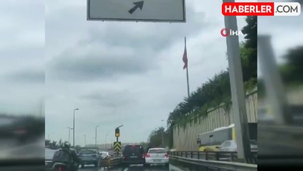 İki inatçı sürücü Bahçelievler yan yol girişindeki bariyerlere böyle sıkıştı