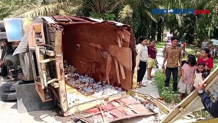 Detik-Detik Truk Muatan Air Mineral Ditabrak Kereta Api di Asahan