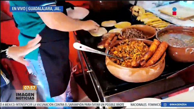 Nallely Medina desayuna tacos de chingadera