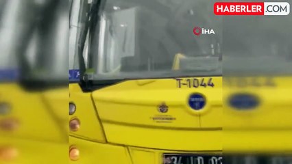 Büyükçekmece'de İETT otobüsü yağışın etkisiyle kayarak bariyerlere çarptı