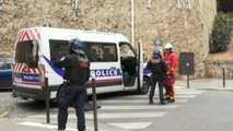 Le forze di polizia presidiano il consolato iraniano a Parigi
