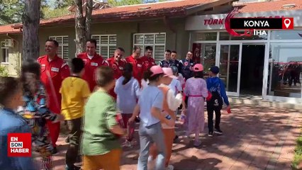 Türk Yıldızları’ndan öğrencilere 23 Nisan hediyesi