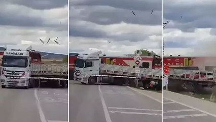 Yolcu treni hemzemin geçitte TIR'a çarptı! O anlar kamerada