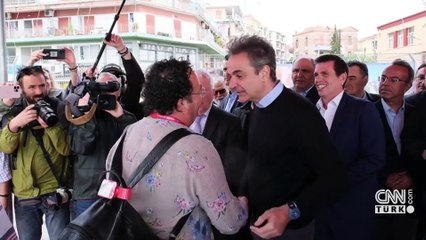 Türk turistleri Yunanistan Başbakanı karşıladı