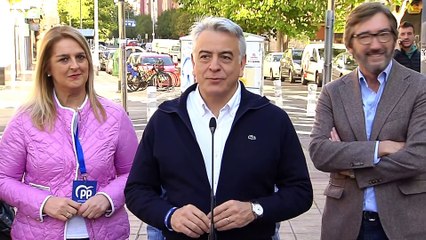 Javier De Andrés, candidato del PP vasco, acude a votar a las urnas