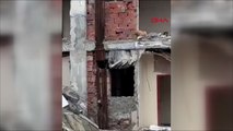 Gayrettepe'de bina yıkımı sırasında içeri giren kedi kurtarıldı