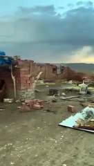 Fırtına ahırı yıktı