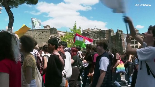 مظاهرة شبابية من أجل المناخ في روما تدعو لوقف إطلاق النار في غزة