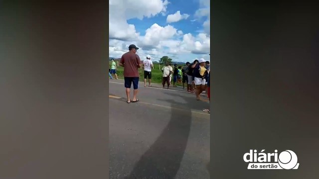 Agricultores queimam pneus na BR 230 em protesto pelo fechamento das comportas do Boqueirão de Piranhas