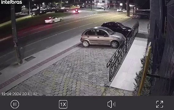 Caminhão bate em poste e causa explosões em frente a hospital de Joinville