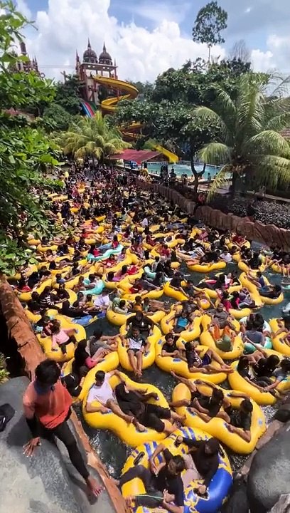 Water boom swiming pool become duck pool