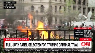 Procès de Donald Trump à New York : Scène incroyable en plein direct sur CNN, avec un homme qui tente de s'immoler par le feu face aux journalistes qui gardent l'antenne et diffuse la séquence en direct - Attention images difficiles