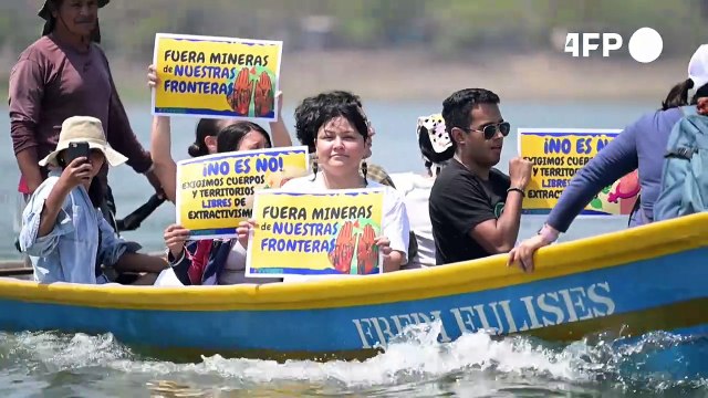 No a la minería : Activistas navegan lago fronterizo en protesta a mina guatemalteca