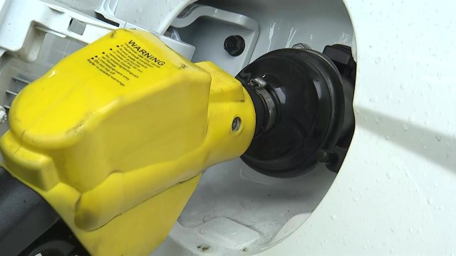 기름값 3주 연속 상승...휘발유 평균 1700원대 / YTN