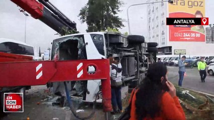 Antalya otel servis midibüsü devrildi