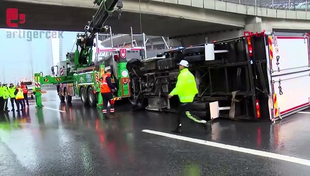 Sarıyer'de TEM Otoyolu'nu kilitleyen kaza: 4 yaralı