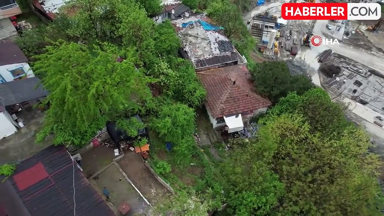 Gaziosmanpaşa'da toprak kayması sonucu tahliye edilen binaların durumu görüntülendi