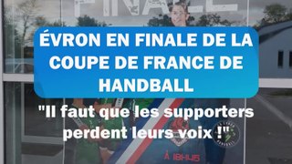 Les handballeuses d'Ambrières-les-Vallées, vainqueures de la coupe de France 2010, encouragent l'équipe d'Évron