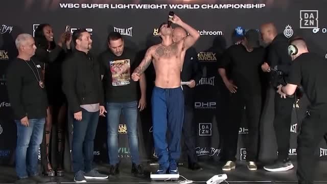 Poids super-légers - 1,4 kg en trop pour Garcia à la pesée, il boit une bière en réponse !