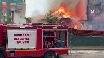 Kırklareli'nde 2 katlı tarihi binada çıkan yangına müdahale ediliyor