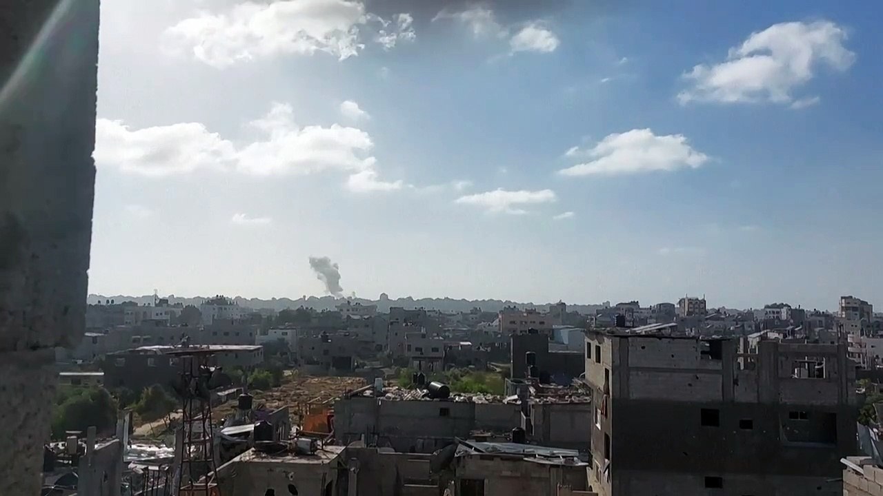 تصاعد أعمدة دخانية فوق غزة