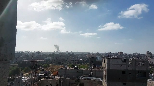 تصاعد أعمدة دخانية فوق غزة