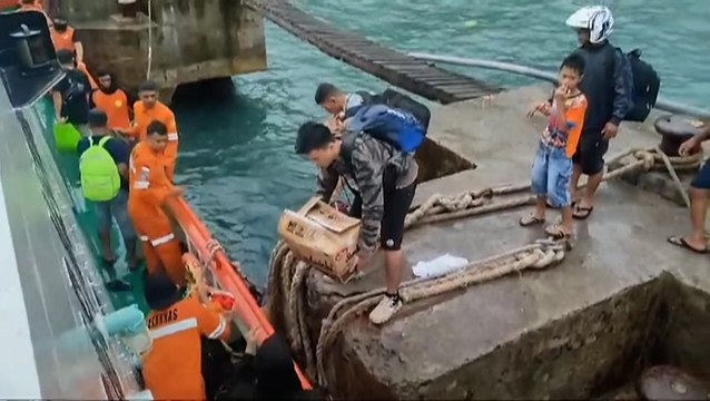 Indonesia volcano: Thousands evacuated amid spreading ash and tsunami fears